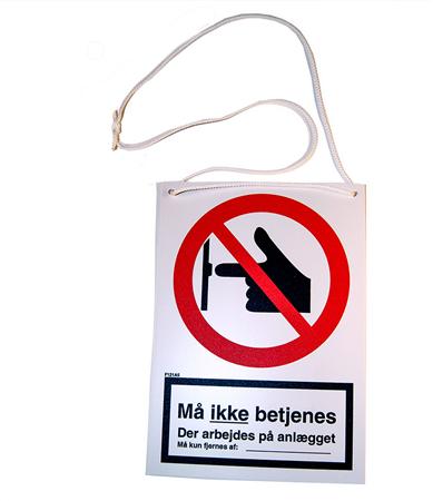 Skilt A6 148X105Mm Må Ikke Betjenes 2-S - Billigelogvvs.dk - 